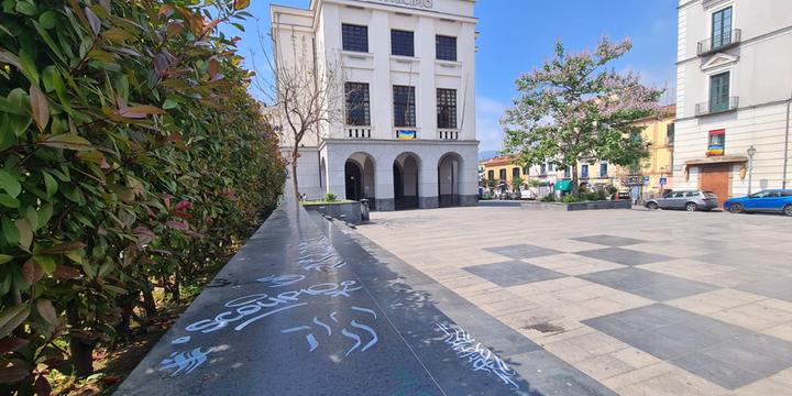 Cava De’ Tirreni, imbrattati i marmi di piazza Abbro