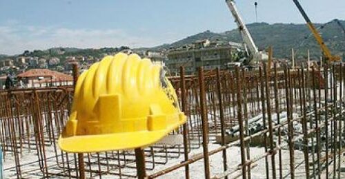 Blitz nei cantieri edili a Salerno, 9 operai a nero. Sospese 3 aziende, denunciati i titolari e multe per 35mila euro