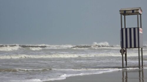 Capaccio/Paestum: mare agitato, 4 turisti trascinati a largo
