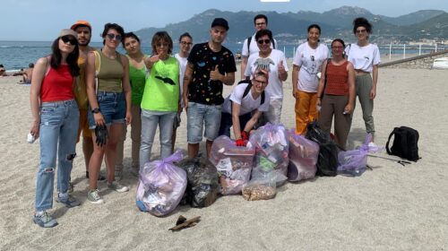 Ambiente, gli attivisti di “Vogliamo un Mondo Pulito” raccolgono in spiaggia a Salerno altri 150 kg di rifiuti