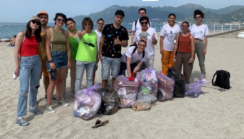 Ambiente, gli attivisti di “Vogliamo un Mondo Pulito” raccolgono in spiaggia a Salerno altri 150 kg di rifiuti