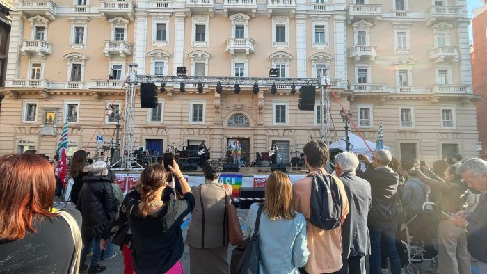 Salerno, da Piazza Amendola lo slogan del 1 Maggio per lavoro e pace