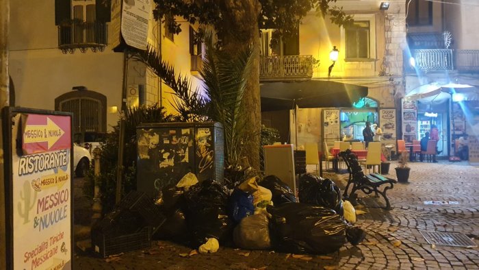 Ancora rifiuti in strada a Salerno, la denuncia