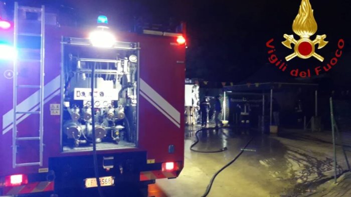 A fuoco l’ex discoteca Camino Real a Pontecagnano Faiano, si indaga