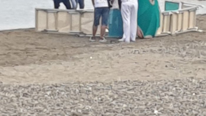 Morto in spiaggia ad Agropoli, l’ipotesi di una lite dopo il malore