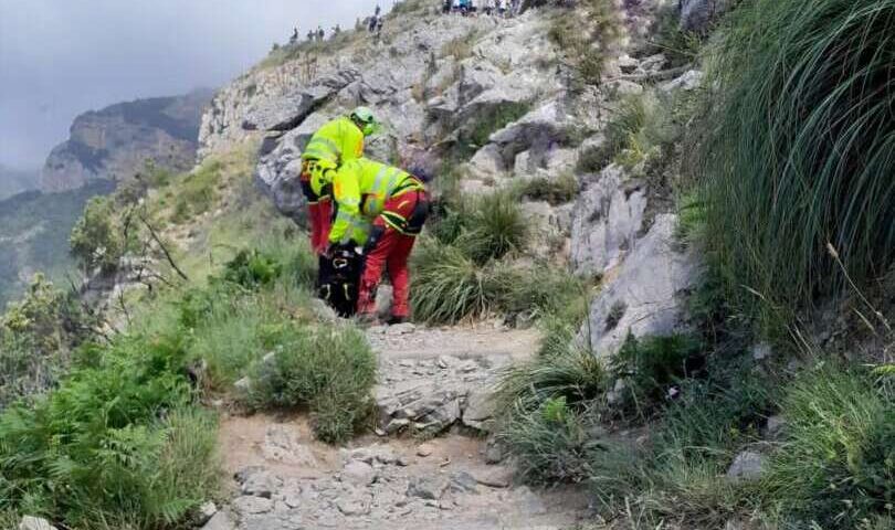 Turista cade, soccorsa e salvata al Sentiero degli Dei