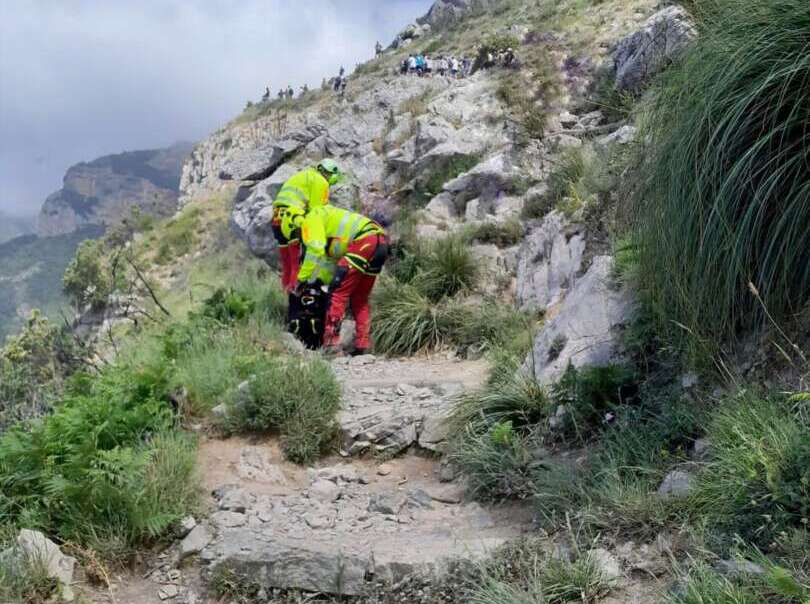 Turista cade, soccorsa e salvata al Sentiero degli Dei - il Giornale di ...