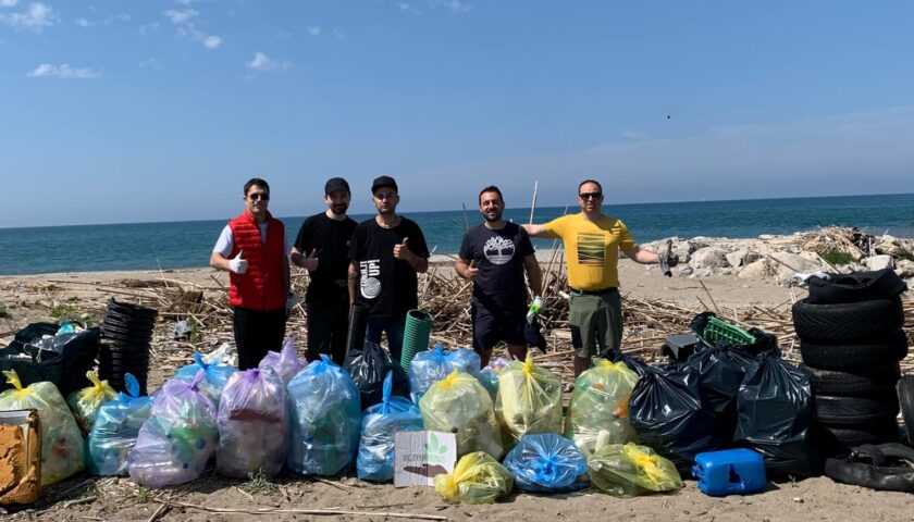 Ambiente, gli attivisti del Movimento Giovani Battipagliesi rimuovono oltre 180 Kg di rifiuti dalla foce del Tusciano