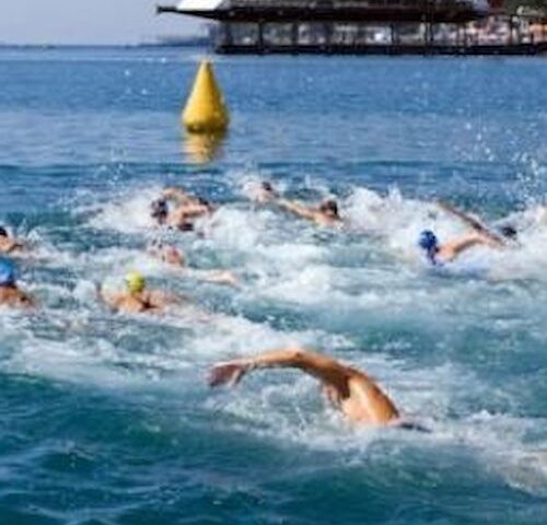 Paura alla gara di fondo, 13 nuotatori colpiti da ipotermia soccorsi tra Vietri e Cetara