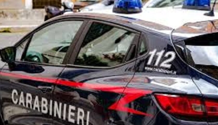 Avverte malore e muore in strada in centro a Salerno, cadavere a terra in attesa del servizio funebre