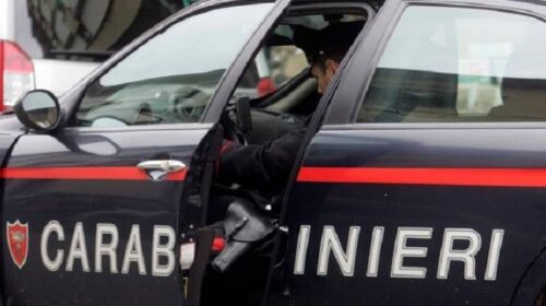 Coppia di anziani vive in auto, carabinieri in soccorso