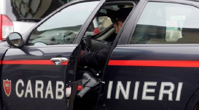 Tenta di uccidere il padre con un coltello, i carabinieri arrestano 40enne di Nocera Inferiore. In casa aveva anche droga