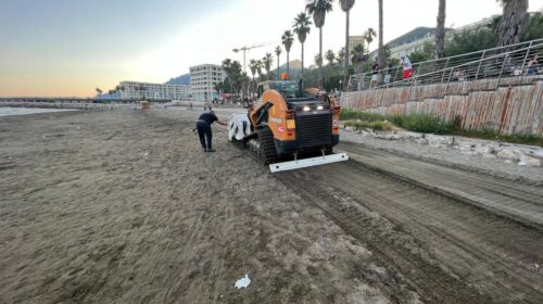 Salerno, spazzatrice in azione dalle prime ore della giornata per ripulire la spiaggia di Santa Teresa