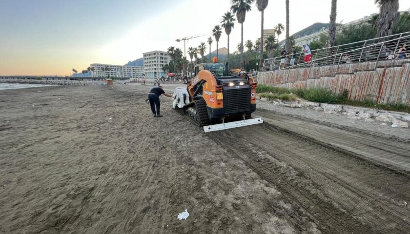 Salerno, spazzatrice in azione dalle prime ore della giornata per ripulire la spiaggia di Santa Teresa