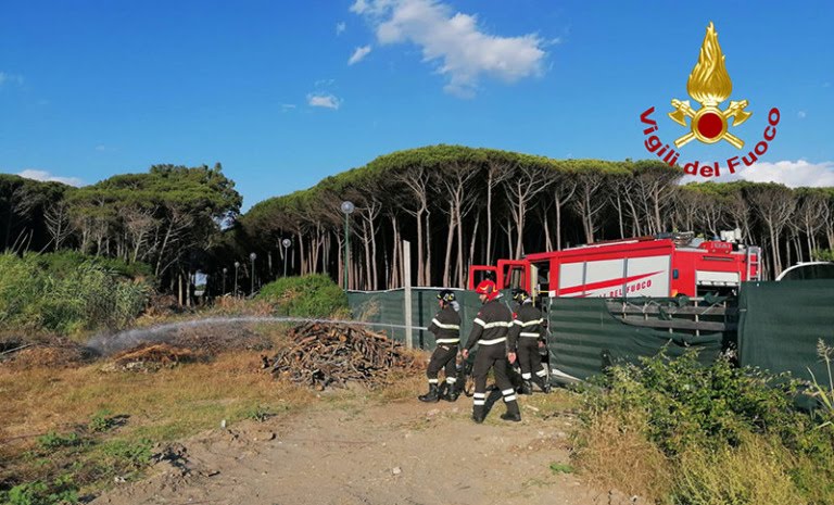 Eboli, pineta a fuoco: i vigili del fuoco evitano il peggio