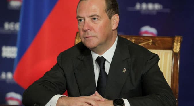 Medvedev: possibilità che Mosca ricorra all’arma nucleare per difendere interessi esistenziali