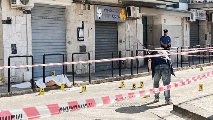 Agguato all’alba a Napoli, 66enne ucciso da dieci colpi di pistola nel quartiere Soccavo