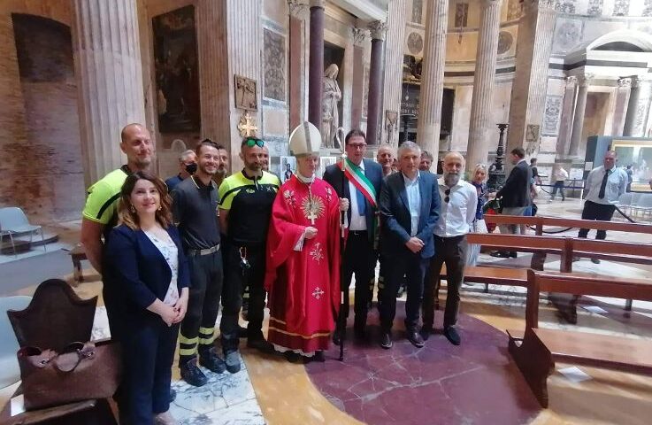 AL PANTHEON DI ROMA PIOGGIA DI ROSE DONATE DALLA CITTA’ DI GIFFONI VALLE PIANA PER LA DOMENICA DI PENTECOSTE