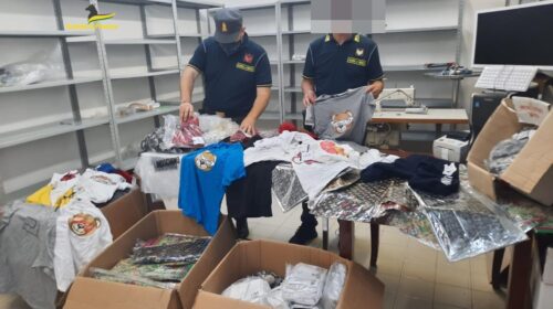 Pagani, scoperto opificio del falso: sequestrati migliaia di capi contraffatti