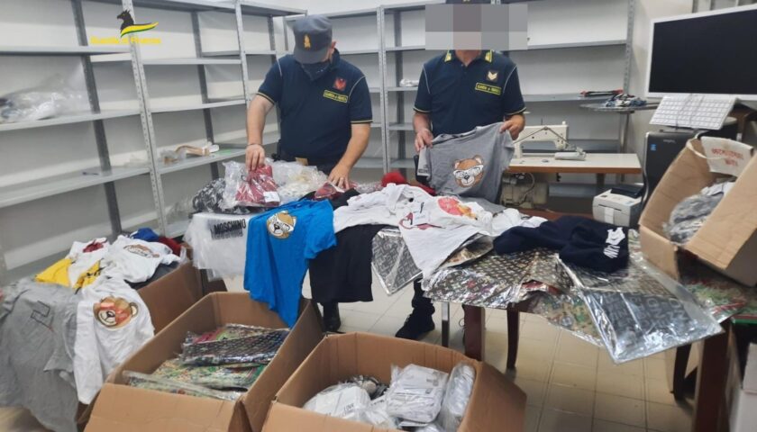 Pagani, scoperto opificio del falso: sequestrati migliaia di capi contraffatti