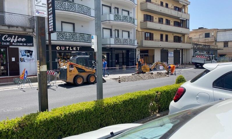 Pagani, il sindaco e gli assessori: “I lavori in via De Gasperi non possono essere bloccati”