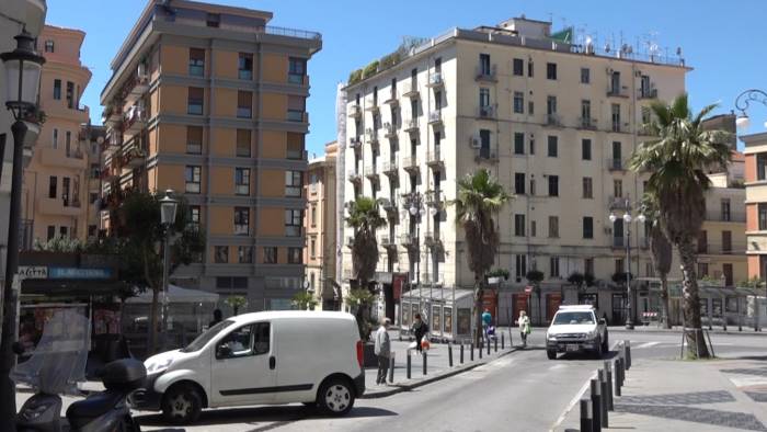 Dà in escandescenza sul bus, polizia e carabinieri lo fermano in Piazza Malta