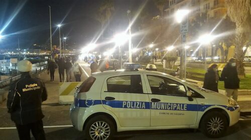 Tensione sul lungomare di Salerno per una violenta lite tra senza tetto