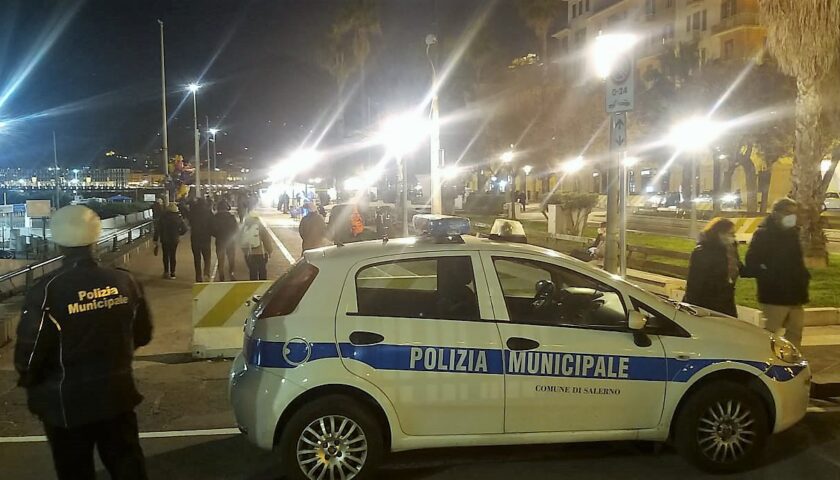 Straniero accoltellato sul lungomare di Salerno, tempestivo l’intervento della polizia municipale