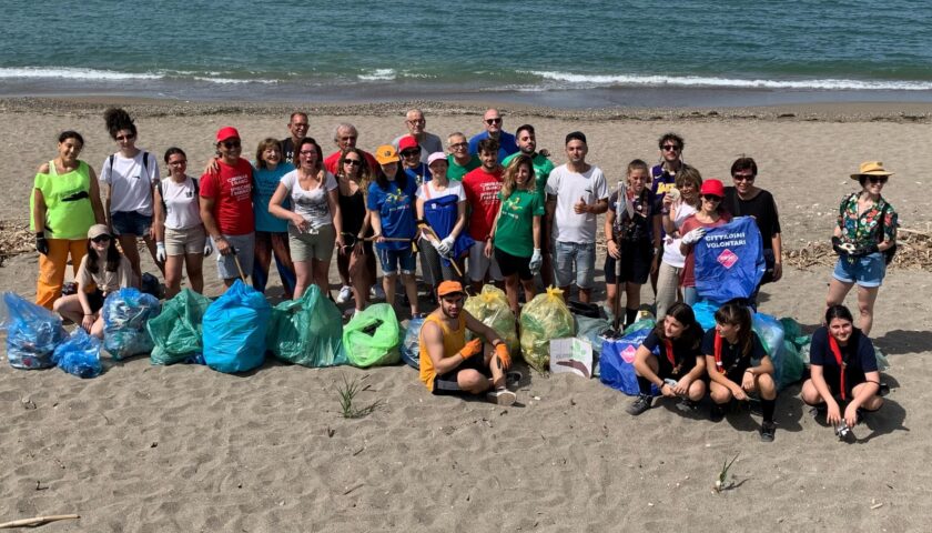 Attivisti di “Voglio un mondo Pulito” e altre associazioni ripuliscono la spiaggia di via Allende