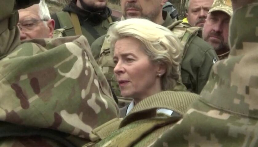 La promessa di Von der Leyen a Kiev: “Aiuteremo l’Ucraina a rinascere dalle ceneri