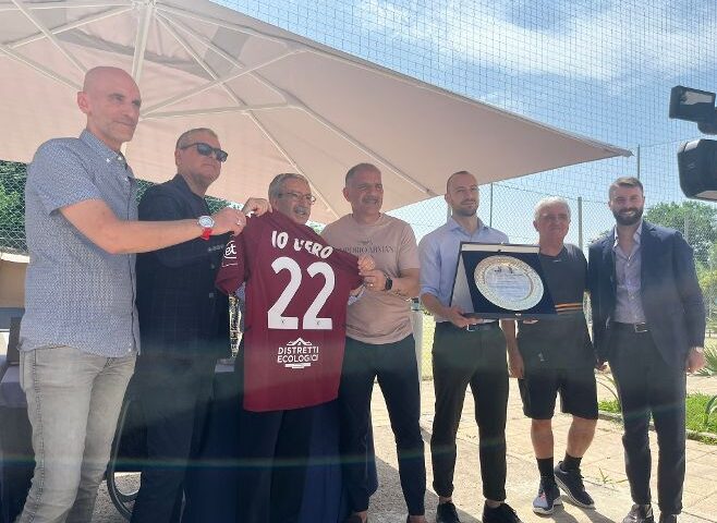 CERIMONIA DI CONSEGNA ALLA SALERNITANA  DEL PREMIO DEL XVIII MEMORIAL “GIOVANNI CARESSA” ASSEGNATO AL PATRON GRANATA DANILO IERVOLINO