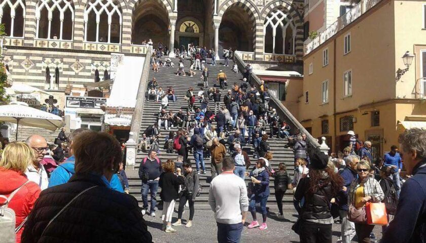 Turista francese sorpreso a urinare sulle scale del Duomo di Amalfi