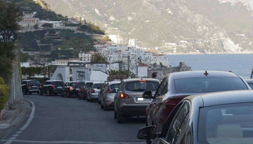 Targhe alterne da oggi in Costiera Amalfitana da oggi, Fderalberghi: “Provvedimento da rivedere, danneggia turisti e lavoratori”
