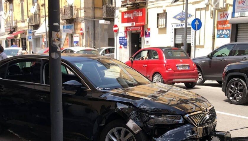 Pontecagnano Faiano, auto finisce contro tavoli e sedie di un bar