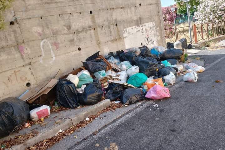 Salerno Pulita in azione a Cappelle per bonificare una discarica. Altri 10 verbali per violazione sulla differenziata