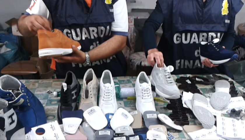 La Guardia di Finanza regala scarpe sequestrate alla comunità ucraina
