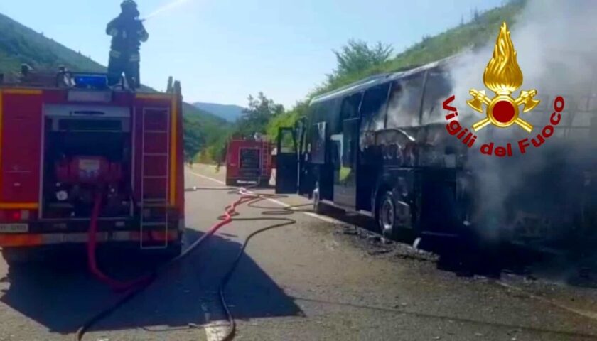 Paura per un bus andato a fuoco in autostrada con 26 persone a bordo