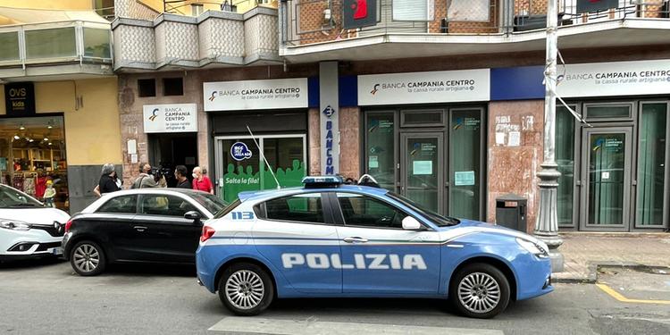 Salerno, rapina in banca. Il bandito con parrucca e pistola ha minacciato il cassiere di dargli “il plico”