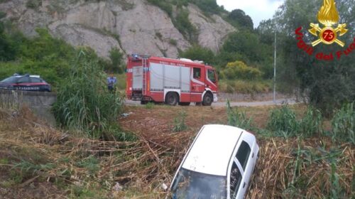 Montecorvino Pugliano, finisce con l’auto nel vallone: donna salvata dai vigili del fuoco