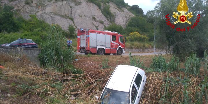 Montecorvino Pugliano, finisce con l’auto nel vallone: donna salvata dai vigili del fuoco