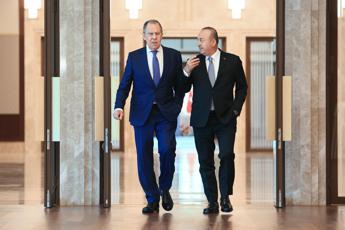 Ucraina, Lavrov: “Incontro tra Putin e Zelensky solo dopo la ripresa dei negoziati”