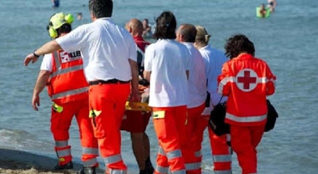 Malore sotto gli occhi della moglie, uomo di Nocera Inferiore muore in mare a Paestum