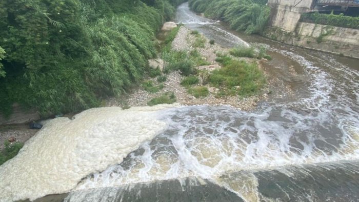 Schiuma maleodorante nel fiume Picentino a Pontecagnano, indagini in corso