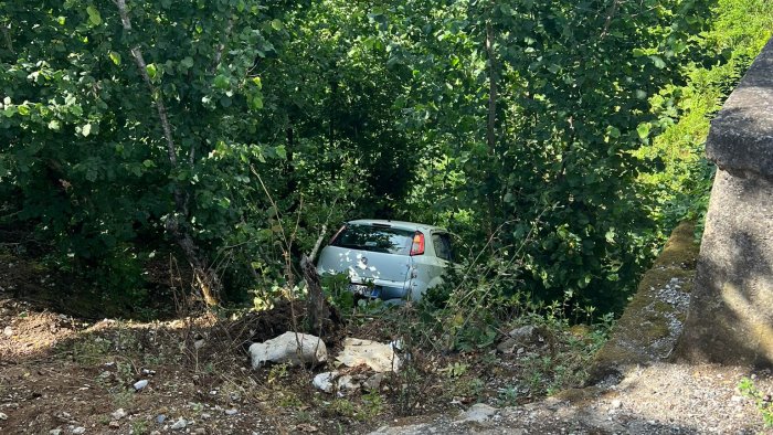 Auto fuori strada a San Cipriano Picentino, donna ferita