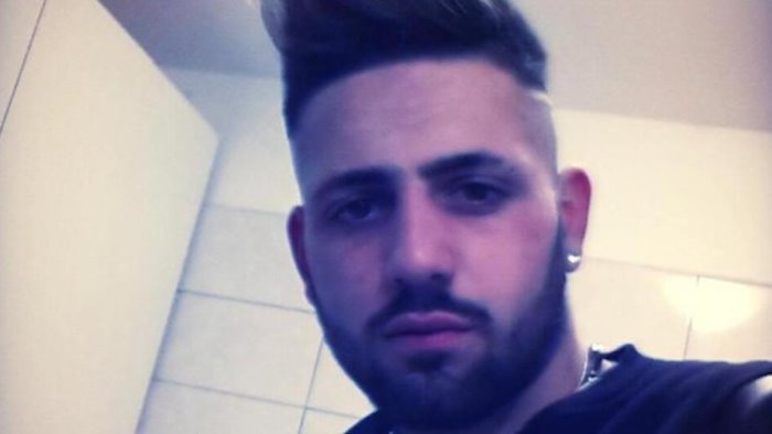 Commozione e lacrime per l’addio al 24enne morto in un incidente a Bellizzi
