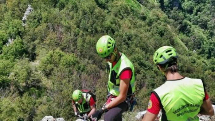 Turista americano precipita per 15 metri al Sentiero degli Dei, soccorso dal Cnsas