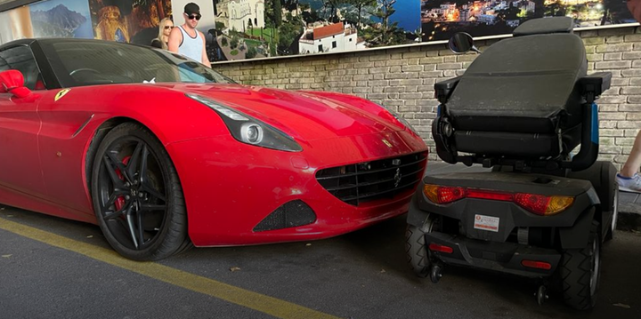 A Ravello Ferrari parcheggiata nel posto per disabili, multa e decurtazione punti dalla patente