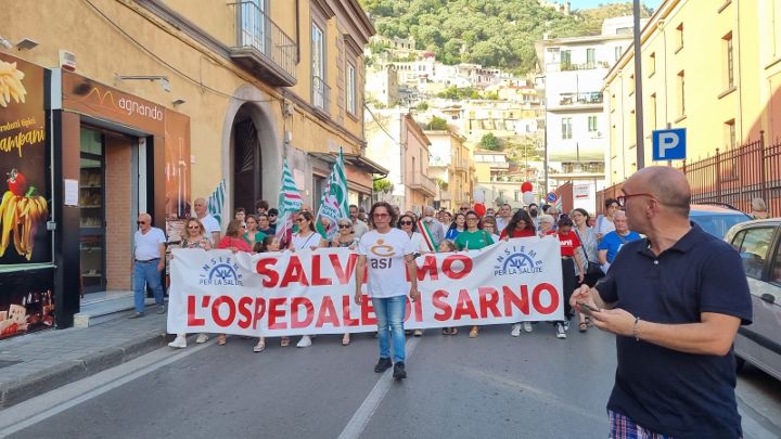 Sarno, ieri corteo per difendere l’ospedale. Presente il sindaco Canfora