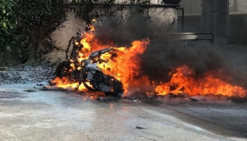 Vandali in azione, scooter bruciato nel parco pubblico a Capaccio