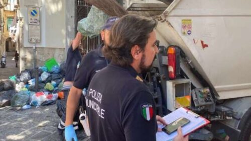 Salerno Pulita contro utenti “cafoni”: “Non ritireremo i loro rifiuti lasciati in strada”